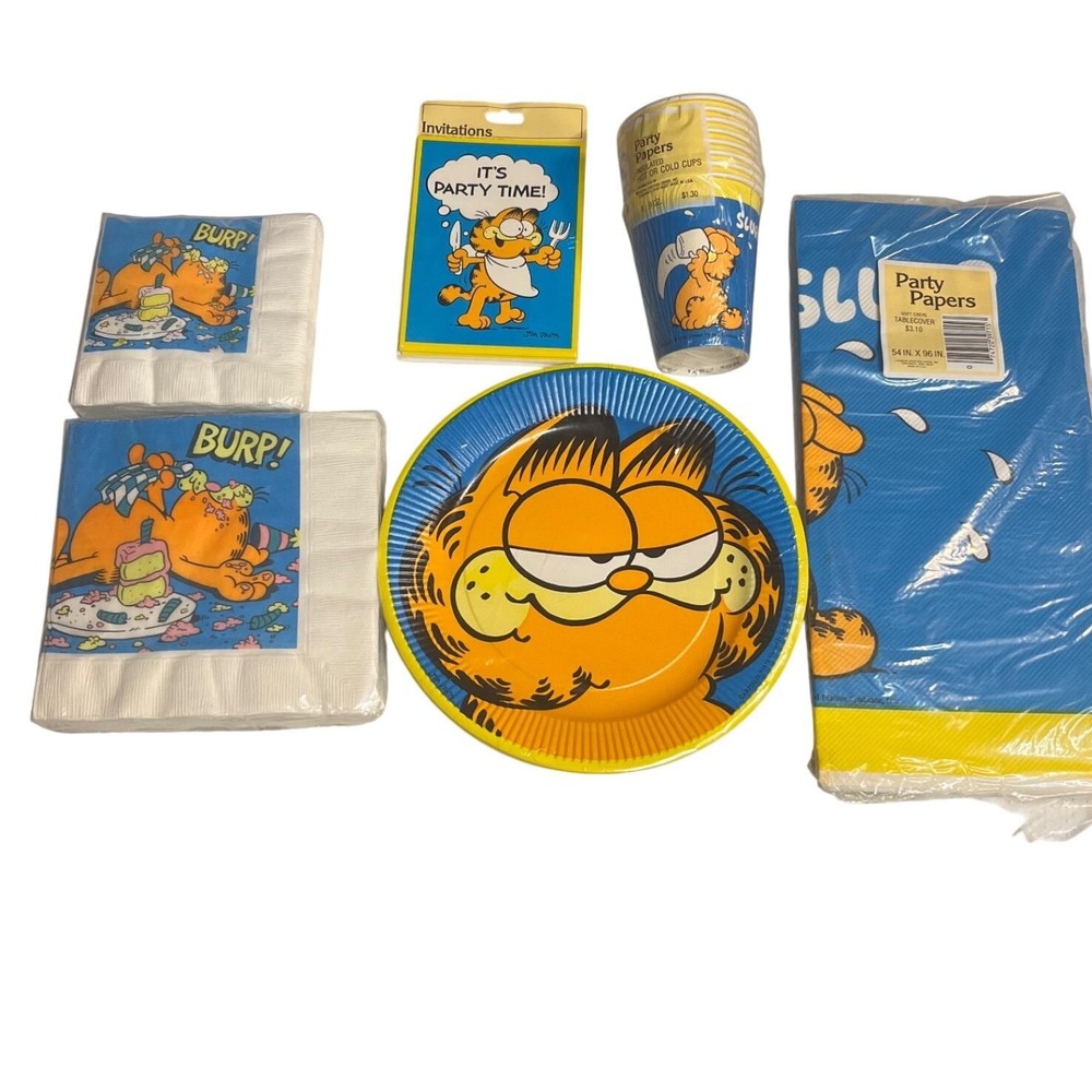 Vintage Garfield Party Supply Set of 8 Tablecloth Cups Plates 
Napkins 1978 NWT
